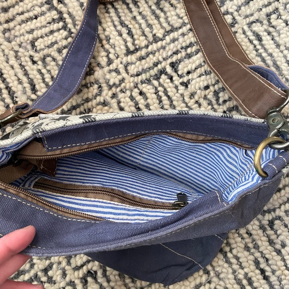 Stylish Brown and Cream Women's Bag - Picture 6 of 8